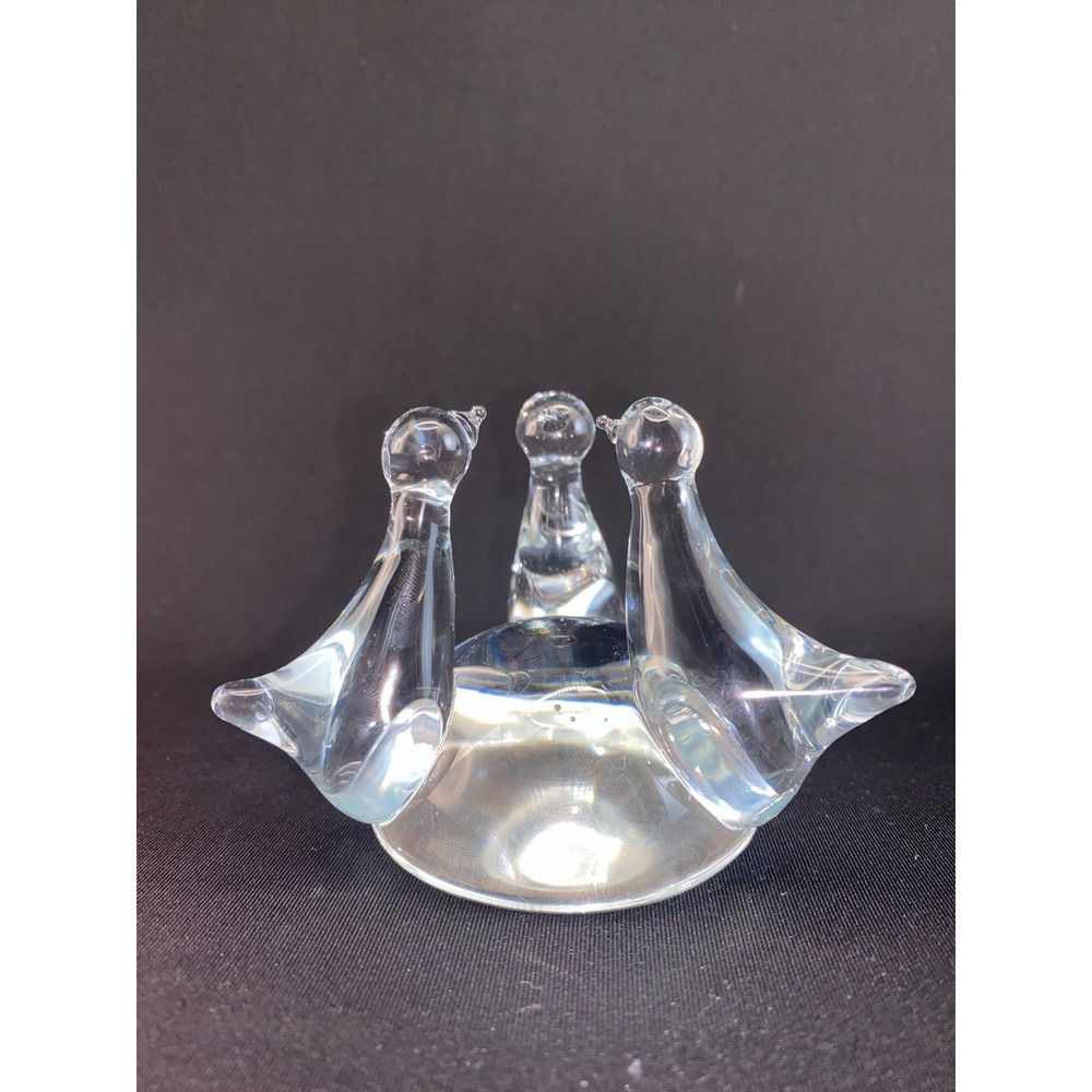 HAND-BLOWN GLASS FIGURINE/PAPERWEIGHT WITH 3 CIRCLED PENGUINS